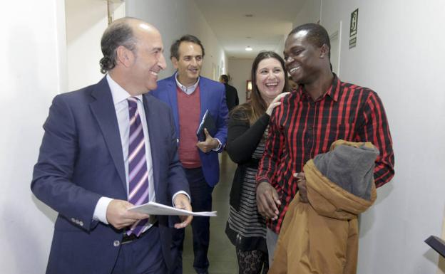 Moumine Koné, Mou, acompañado de su pareja, su abogado y el subdelegado del Gobierno. /Lorenzo Cordero
