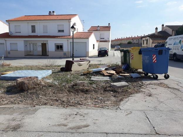 Muebles y enseres domésticos abandonados en la calle. :: A.P./