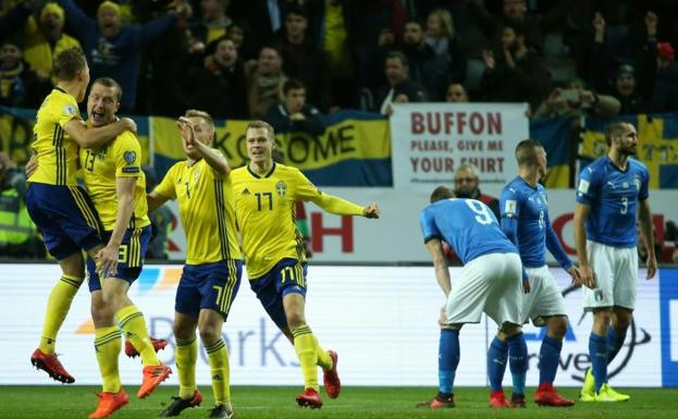 Los jugadores suecos celebran el gol de Johansson ante la decepción 'azzurra'./Soren Andersson (Afp)