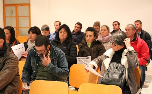 Extrabajadores de Aguablanca afectados por el cese de la actividad durante la reunión con el alcalde./I. AMBRONA