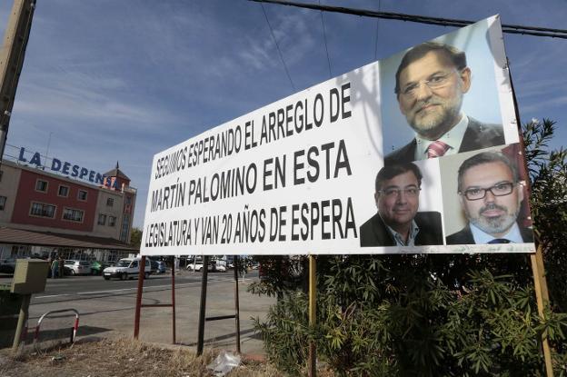 Cartel colocado en 2015 por empresarios de Martín Palomino exigiendo el inicio de las obras. :: andy solé/