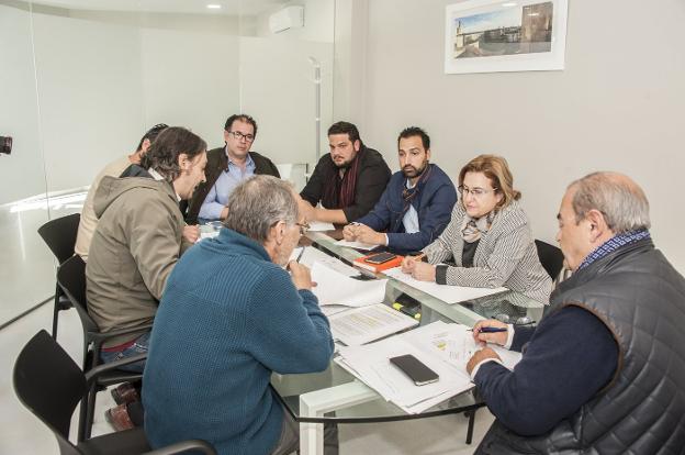 Reunión de los comerciantes del mercadillo, ayer, con la oposición en el Ayuntamiento. :: pakopí/