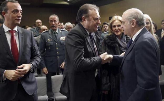 José Luis Olivera es felicitado por Jorge Fernández Díaz, exministro del Interior./EFE