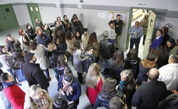 Aspirantes esperan para entrar a hacer un examen del SES en una imagen de archivo./HOY