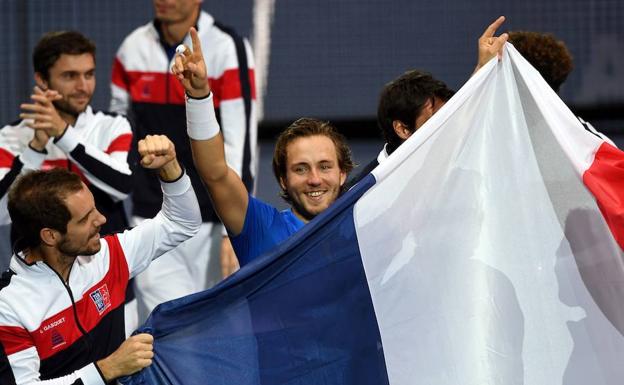 Lucas Pouille, con la bandera francesa./Afp