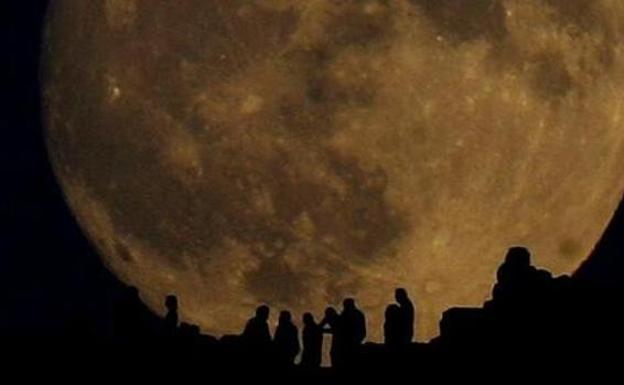 La luna llena parecerá más grande y brillante/