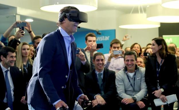 Rafa Nadal, con unas gafas de realidad virtual. /EFE