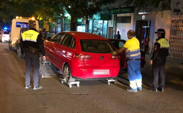 La grúa municipal retira un coche de la calzada. :: /POLICÍA LOCAL