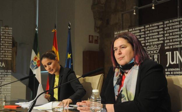 La portavoz del Ejecutivo regional, Isabel Gil Rosiña, y la consejera de Medio Ambiente y Rural, Políticas Agrarias y Territorio, Begoña García Bernal, en rueda de prensa tras la reunión del Consejo de Gobierno./Brígido