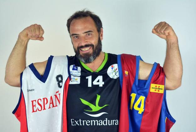 José Cano, con sus tres camisetas, la del Mideba, el Barcelona y la selección española. :: mideba/