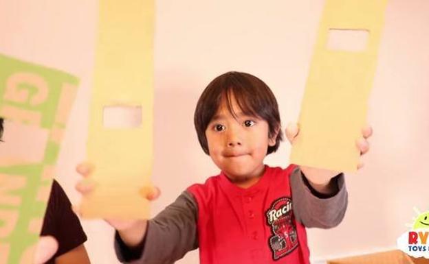 Un niño de seis años gana 9 millones de euros comentando juguetes en YouTube