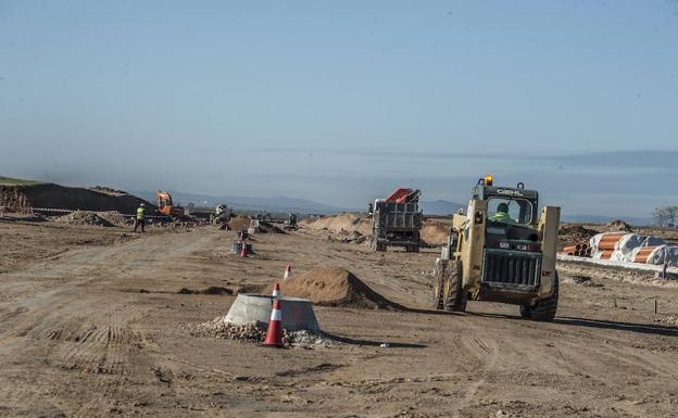 Las máquinas trabajando en la urbanización de la primera fase de la plataforma logística./PAKOPI