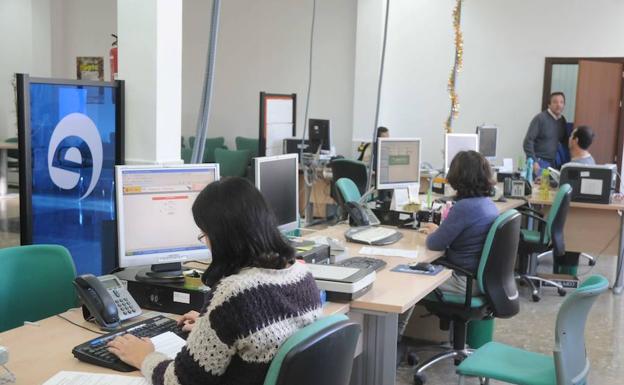 Interior de una oficina del Servicio Extremeño Público de Empleo en Mérida. :: /HOY