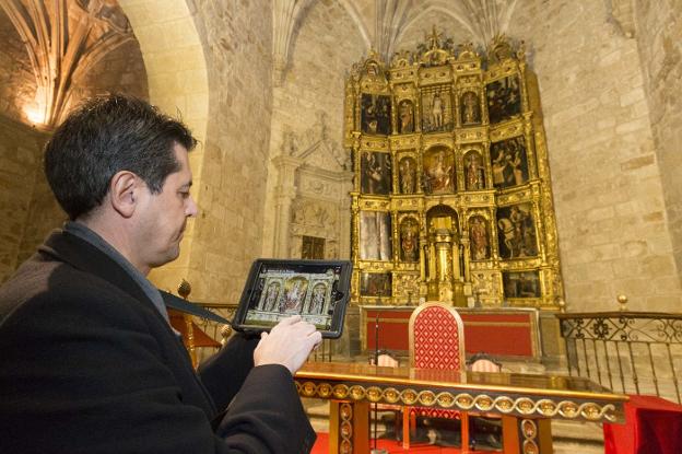 Julio González explica el funcionamiento del nuevo sistema ante el retablo de Luis de Morales. :: a. solé/