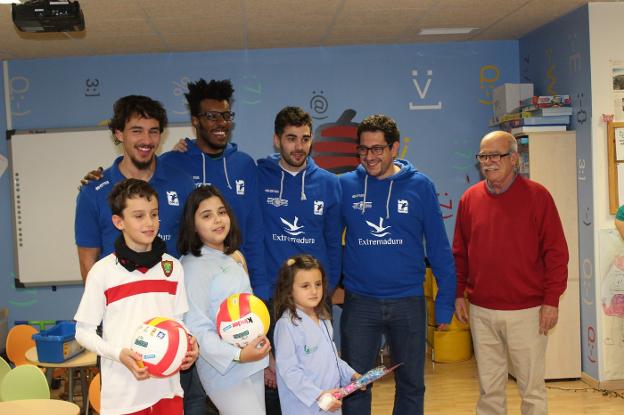 Jugadores, presidente y tres de los niños hospitalizados. :: A.D.C./