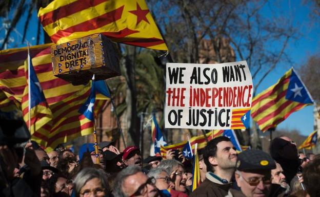 Partidarios de la independencia se concentran frente a un colegio del 9-N./Afp