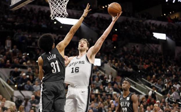 Pau Gasol, en plena entrada a canasta./Reuters