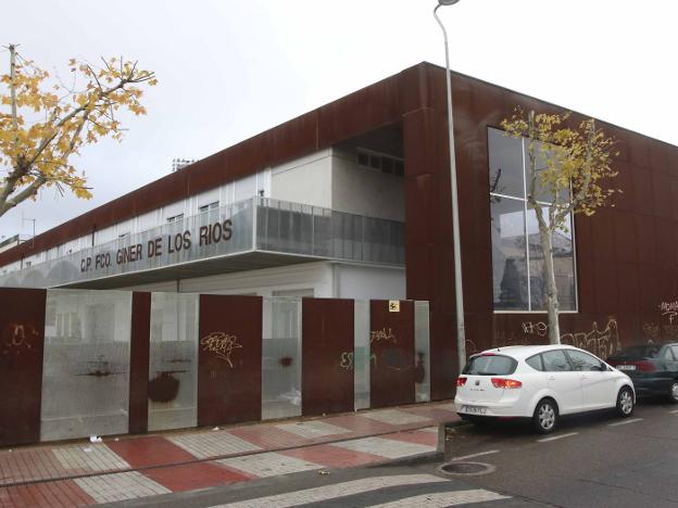 Fachada principal del colegio Giner de los Ríos, en la Argentina. :: j. m. romero/
