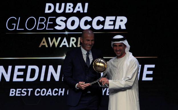 Zinedine Zidane, recibiendo el premio Globe Soccer./Reuters