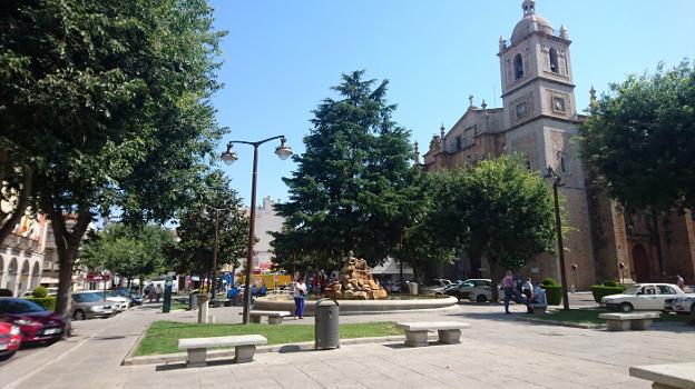 La fuente central se reubicaría en otro punto de la plaza. :: e. d./