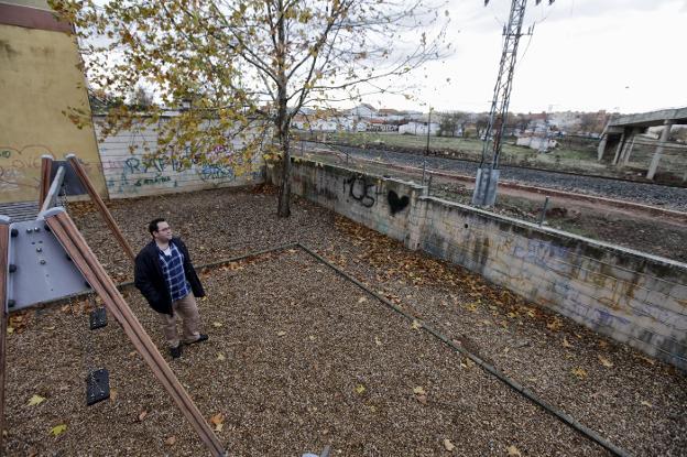 José Andrés Barrero en el parque infantil, frente al muro que necesita ser arreglado. :: lorenzo cordero/