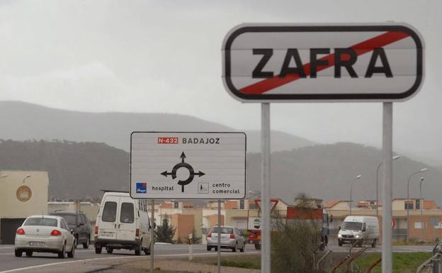 Carretera N-432, que une Badajoz con Córdoba y Granada, a su paso por Zafra. :: /HOY