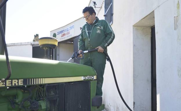 Un agricultor llena su tractor en el surtidor de la cooperativa Juan XXIII de Villafranco del Guadiana./HOY