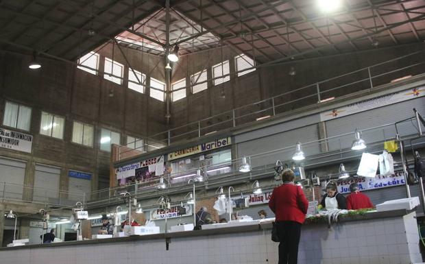 Puestos de pescado en el Mercado de Calatrava:. HOY/