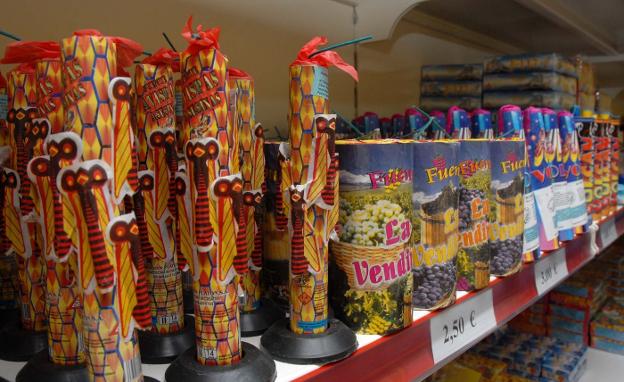 Artículos de pirotecnia en una tienda de Badajoz. :: HOY/