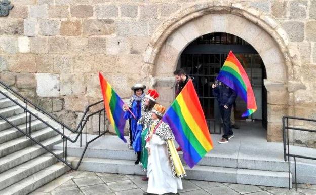 Las tres Reinas Magas a la salida de la Asamblea./COMISIÓN 19 DE MARZO