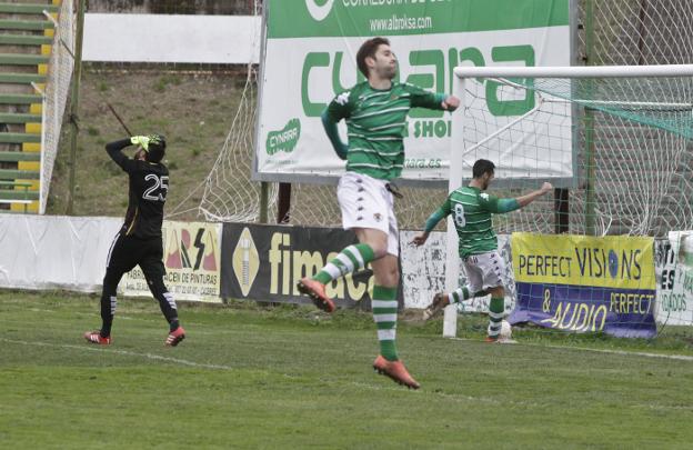 Luismi celebra el primer gol del Cacereño ante la desesperación del portero montijano Antonio. CORDERO/ L.