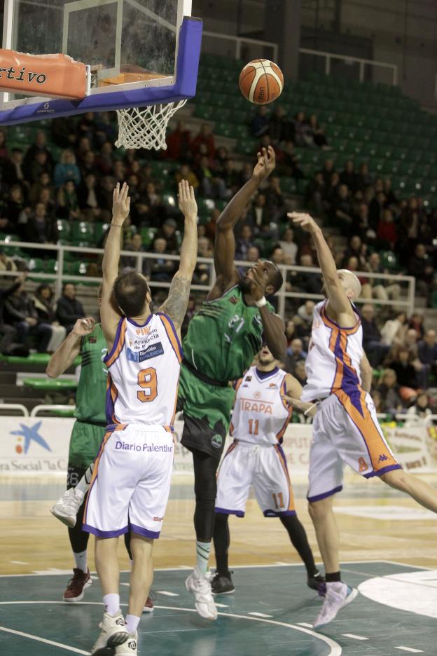 Keshinro intenta la canasta ante tres rivales. :: Lorenzo Cordero/