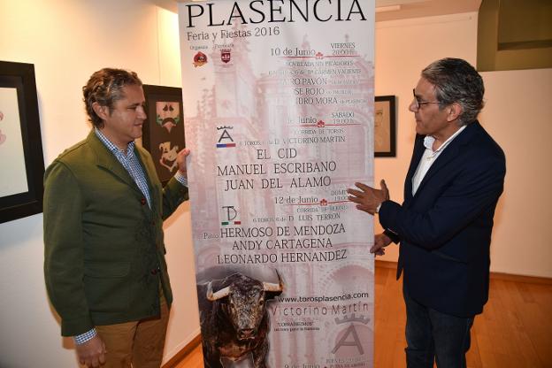 Alberto Manuel Hornos (izquierda) en la presentación de los carteles de ferias de 2016. :: david palma/