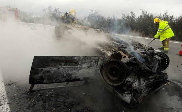 Imagen del coche que ha salido ardiendo.