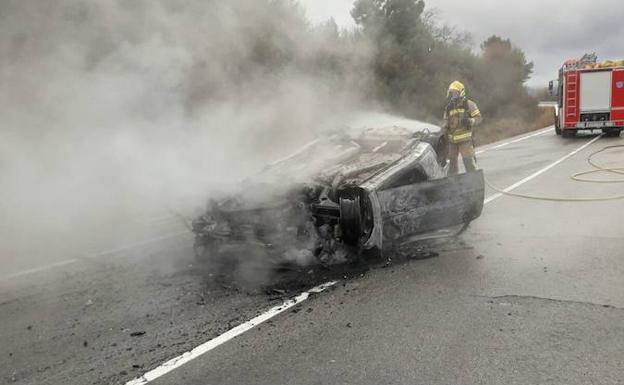 Los bomberos trabajando para apagar el fuego.