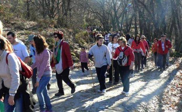 Senderistas durante la Ruta del Emperador:: HOY/