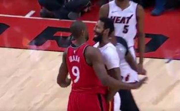Serge Ibaka y James Johnson fueron expulsados. /
