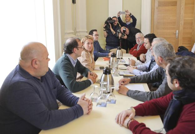Reunión celebrada con la Plataforma Pro Hospital. :: armando méndez/