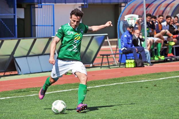 El extremo Álvaro González regresa al Villanovense. :: e. d./