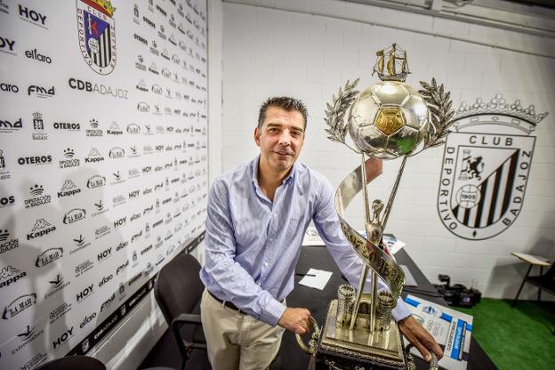 Pablo Blázquez posa con el Trofeo Ibérico en su versión original. / HOY