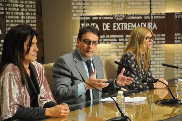 José María Vergeles, consejero de Sanidad y Políticas Sociales, en una comparecencia sobre vivienda. / HOY