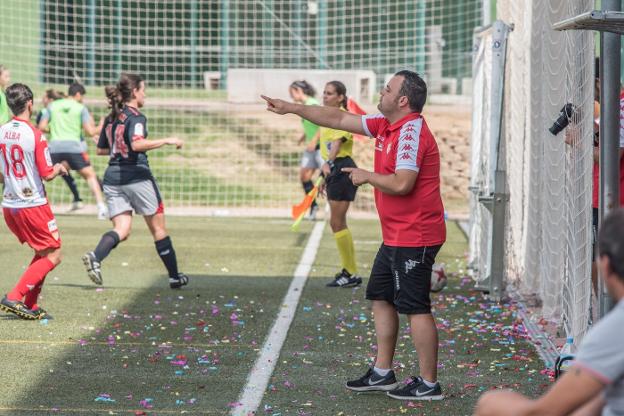 Antúnez da instrucciones a sus jugadoras en el partido ante el Athletic de la primera vuelta. :: J. V Arnelas/