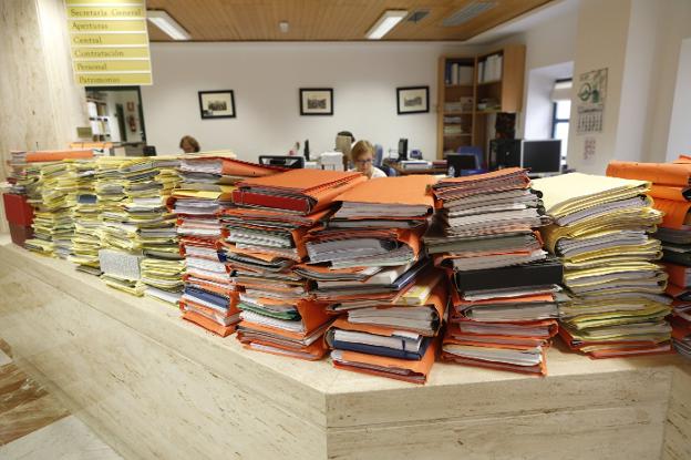 Oficinas del Ayuntamiento de Cáceres, con abultadas carpetas de papeles. :: armando méndez/