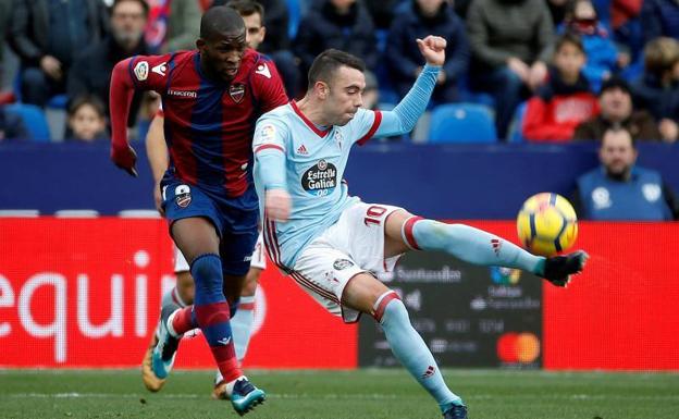 Iago Aspas y Jefferson Lerma en un lance del partido Levante-Celta. /Efe