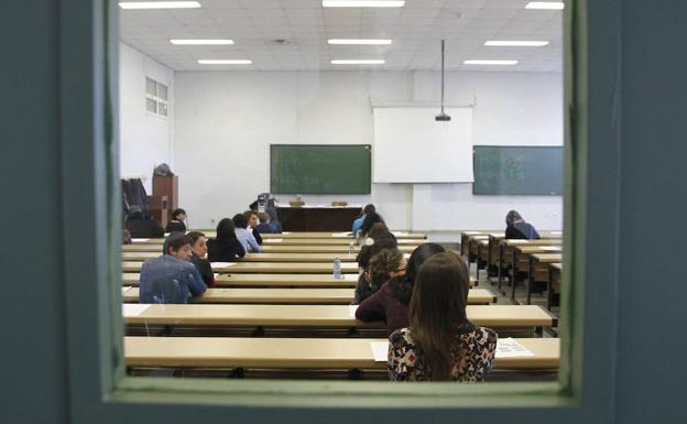 Aspirantes en un examen para entrar a trabajar en el Servicio Extremeño de Salud /