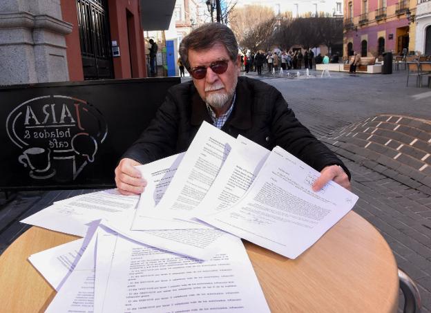 José María Iglesias muestra decenas de denuncias presentadas por los vecinos contra bares. :: c. moreno/