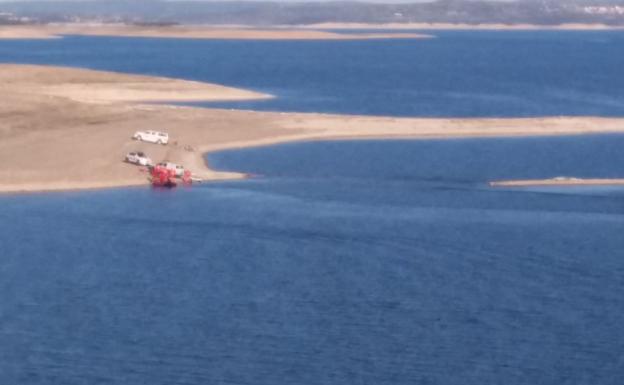 Equipos de la Guardia Civil buscan al vecino de Navalmoral de la Mata en el pantano de Valdecañas/HOY
