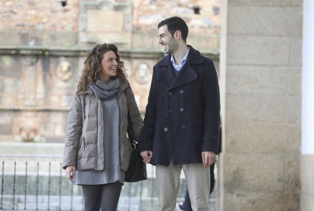 La feliz pareja, ya lejos del escrutinio público, ayer por las calles de la capital cacereña. :: A. Méndez/