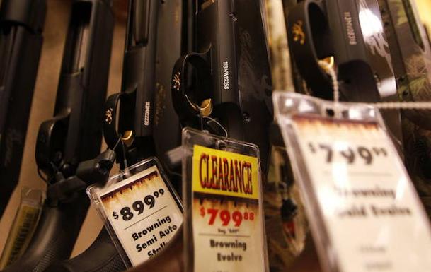 Armas expuestas para su venta en una tienda de Texas. /Reuters