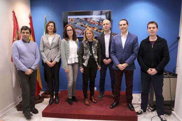 La alcaldesa con los autores del estudio. :: armando méndez/